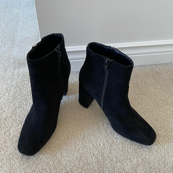 Le Chateau black suede ankle boots - Picture 5 of 5